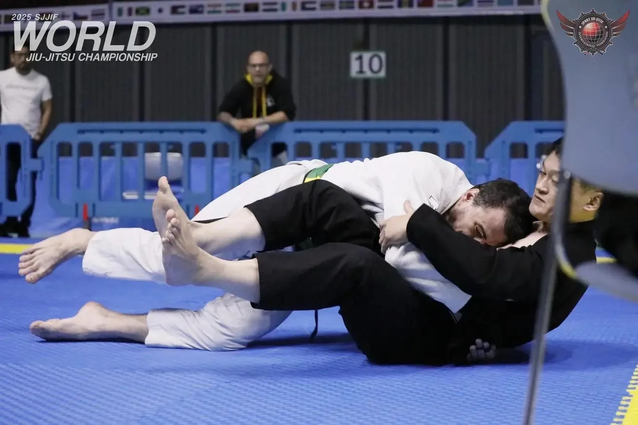 Spiro Kovac working for position on the ground at the 2025 SJJIF World Jiu-Jitsu Championship